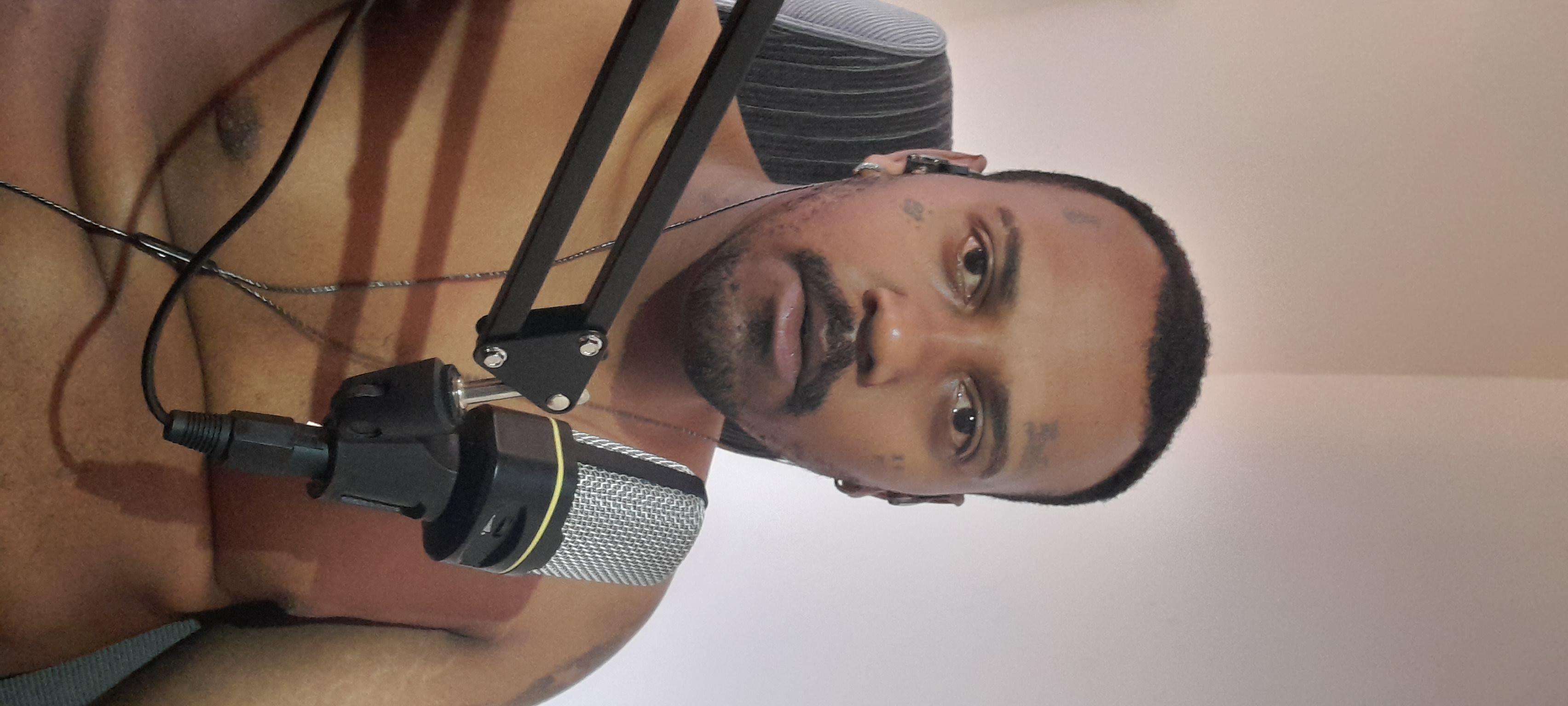 Quando a coroa entra no quarto do nada.